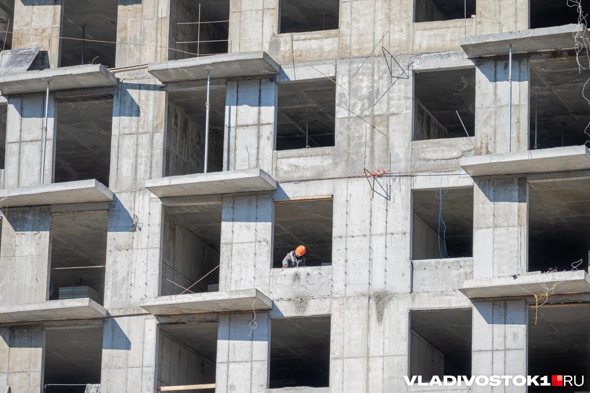 До 2030 года планируют обеспечить жильём 226 человек — на данный момент квартиры получили 10 жителей. В проект входят новое жильё, школа и детский сад на 430 мест, виадук, замена теплосетей и благоустройство территории.