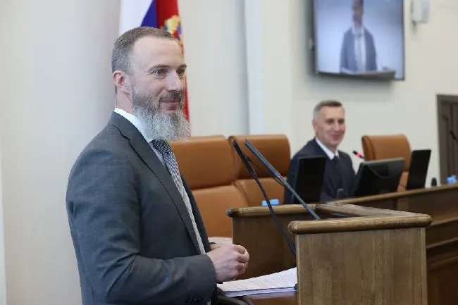 Бывший глава Игарки Евгений Никитин в письме из СИЗО обвиняет первого вице‑губернатора Сергея Пономаренко в кадровой политике, которая, по его словам, создавала условия для хищений бюджетных средств на ЖКХ и привела к росту тарифов.