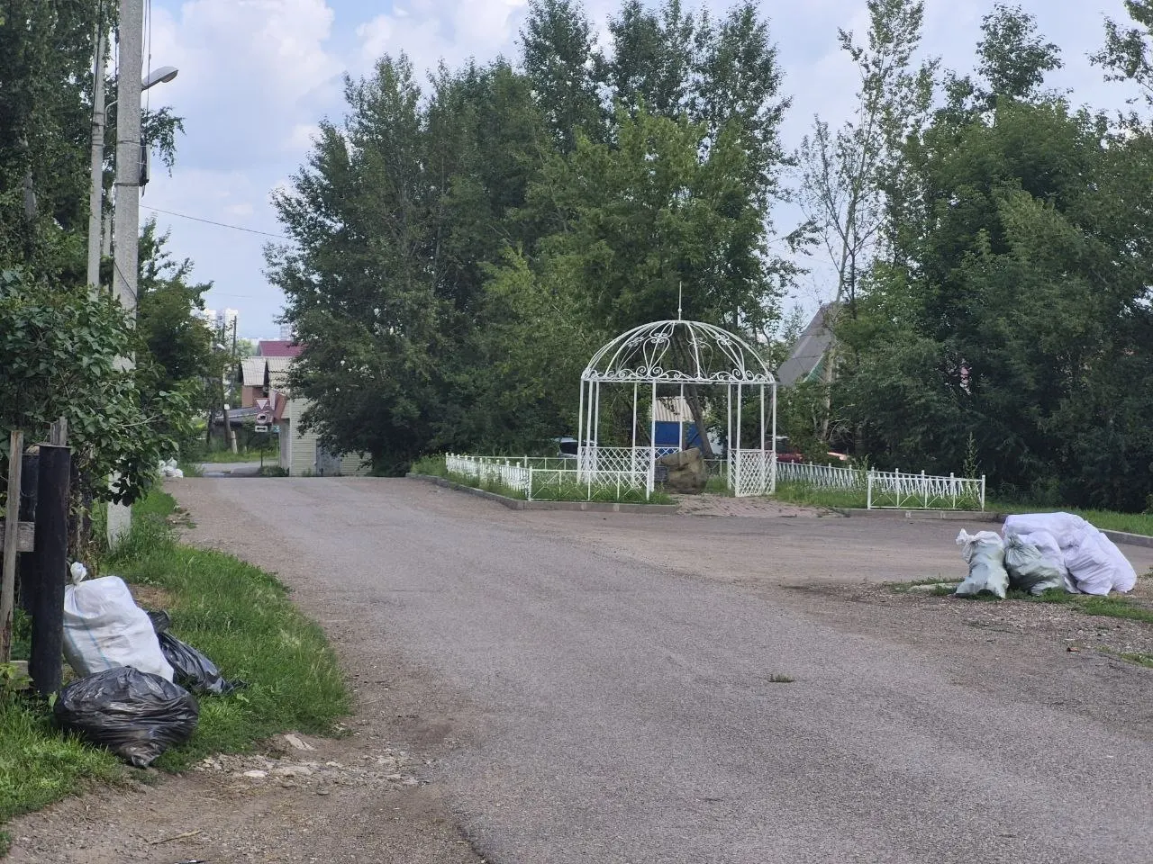 Жители Торгашино жалуются, что мусоровозы не приезжают по графику: последний вывоз был 15 июля, мешки с отходами скапливаются у обочин.