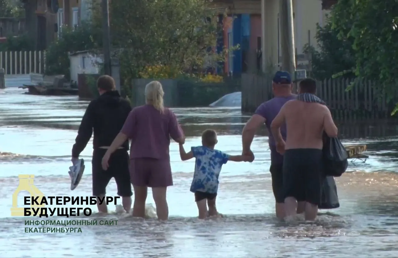 В Пышминском округе, где из‑за паводка введён режим ЧС, жителям затопленных домов советуют пройти вакцинацию от гепатита А в Пышминской центральной районной больнице. В пункте временного размещения находятся 55 эвакуированных.