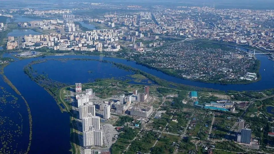 Власти организовали подвоз воды в Тюмени после ухудшения качества водопроводной воды из‑за паводка; проверку по факту загрязнения ведёт Следственный комитет.