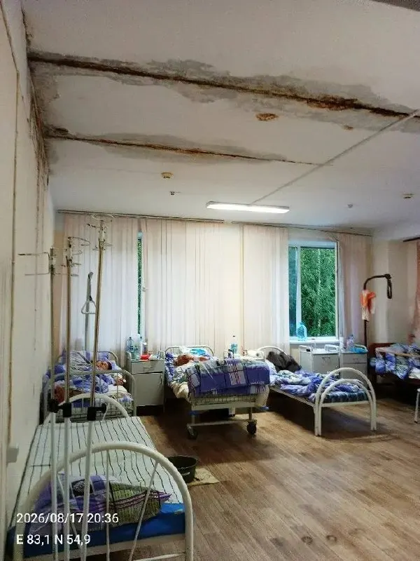 В больнице Академгородка зафиксированы протечки в потолках; после пожара идёт реконструкция главного корпуса, травмпункт не работает.