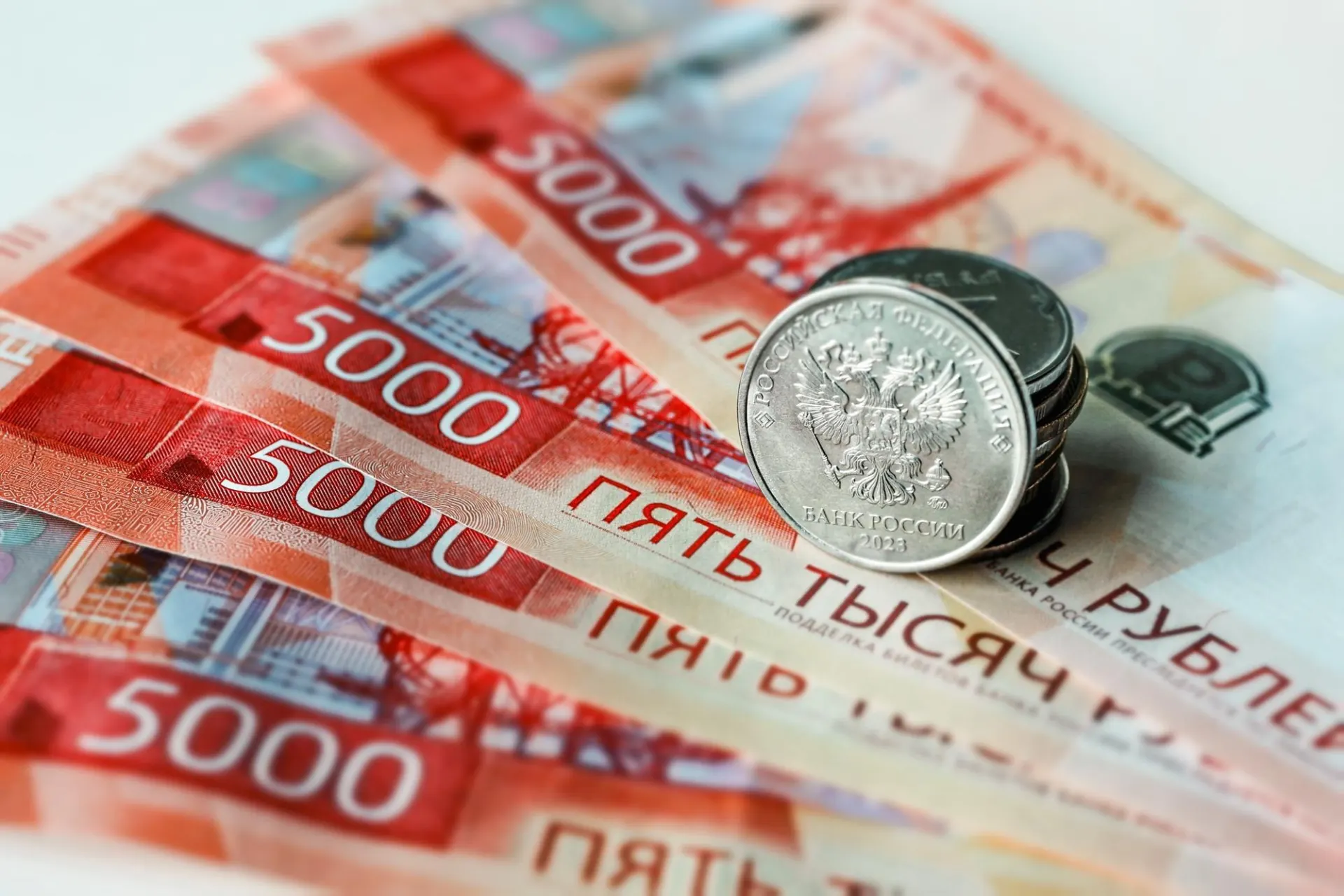 Управляющая компания в Рязанской области оштрафована за грязные подъезды и мусор во дворах.