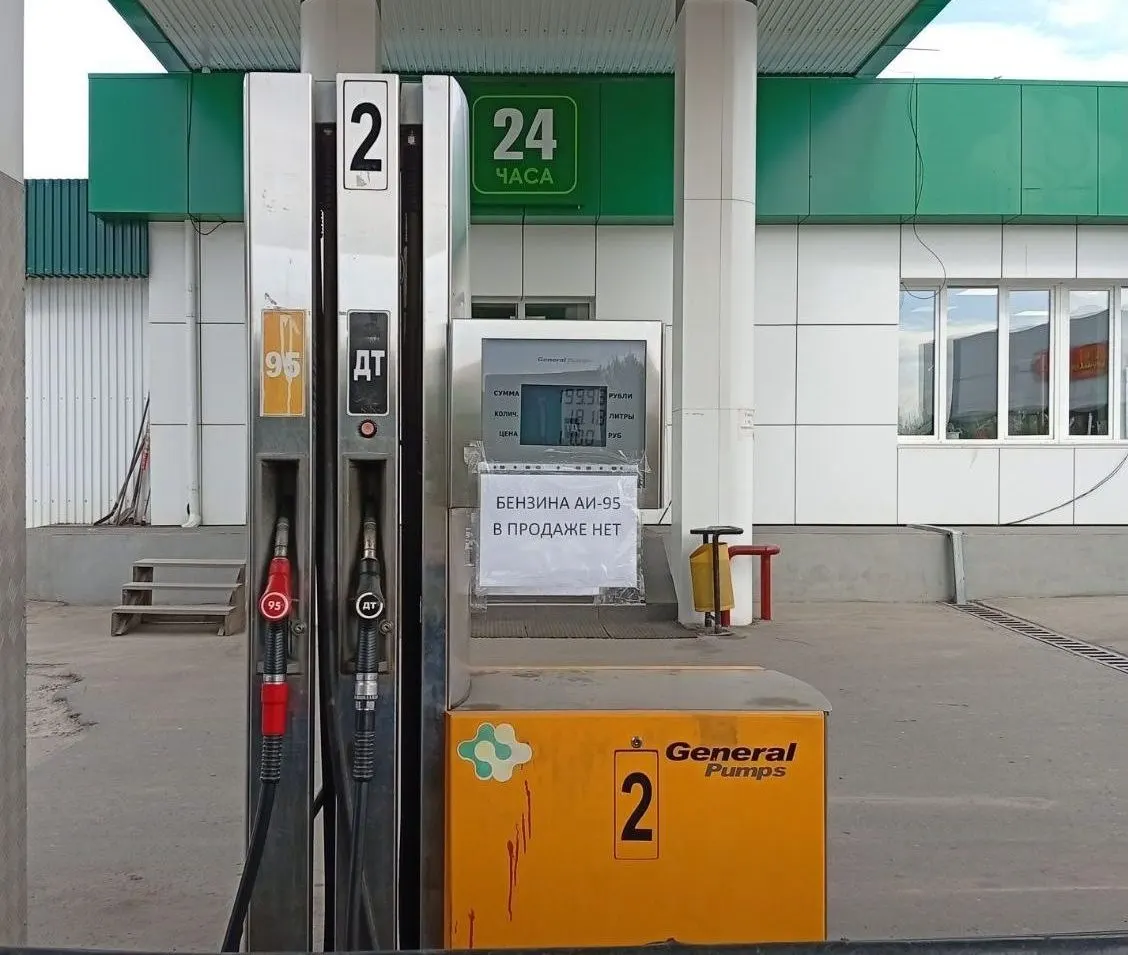 Из‑за задержек поставок топлива власти Бодайбо ввели ограничения продаж, чтобы обеспечить работу скорой помощи, пожарной службы и мусоровозов; ранее в регионе фиксировались коммунальные аварии и перебои с теплом и водой.