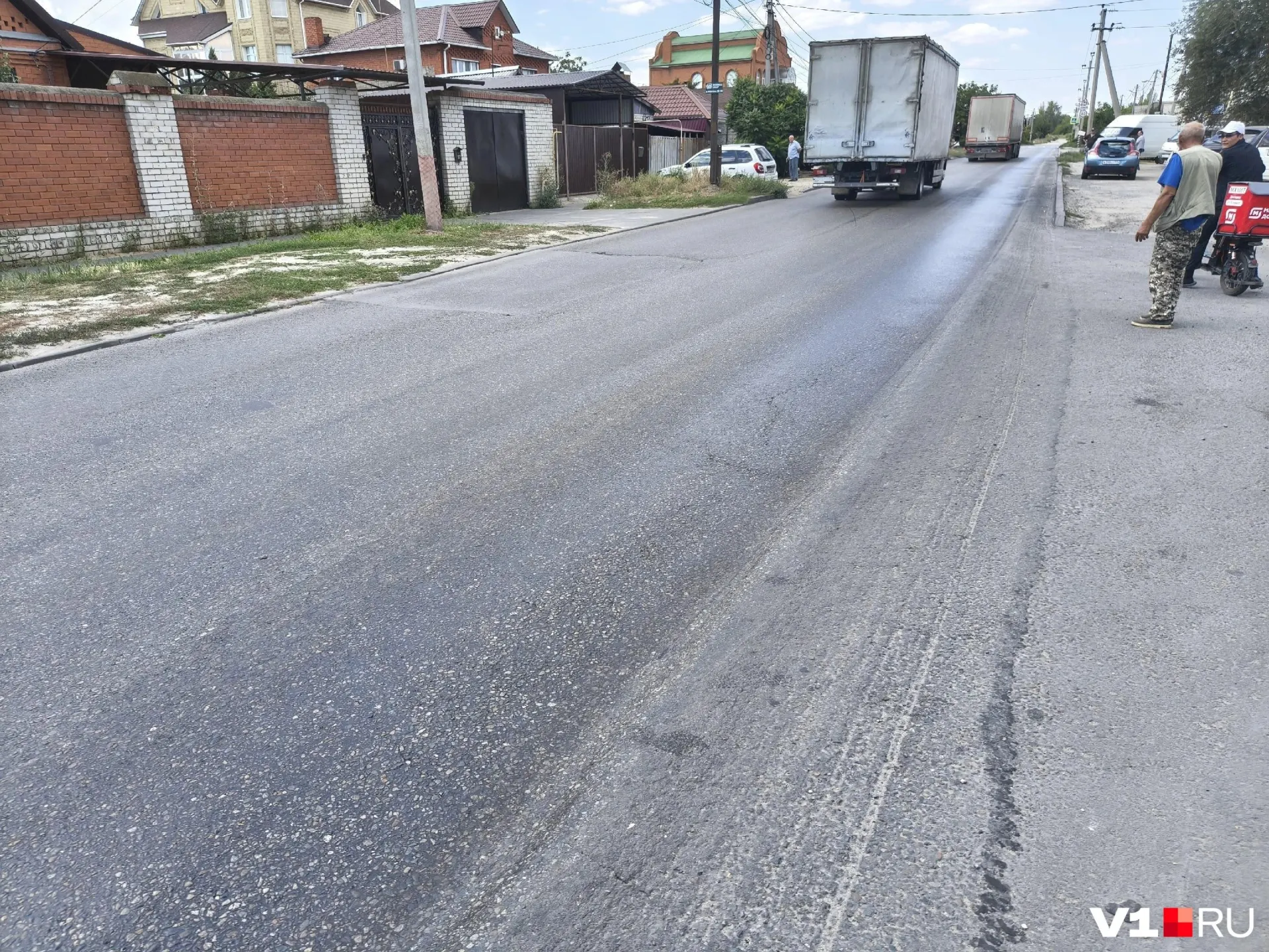 На улице Ленкоранской образовалась лужа масла после ДТП: водитель потерял управление, курьер на электросамокате упал. Дорожники уже работают над ликвидацией опасной зоны.