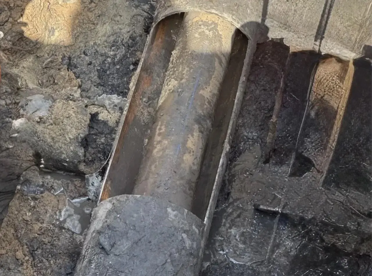 На улице Ворошилова обнаружено повреждение канализационного коллектора. Коммунальные службы приступили к замене трубопровода, движение по участку частично ограничено.