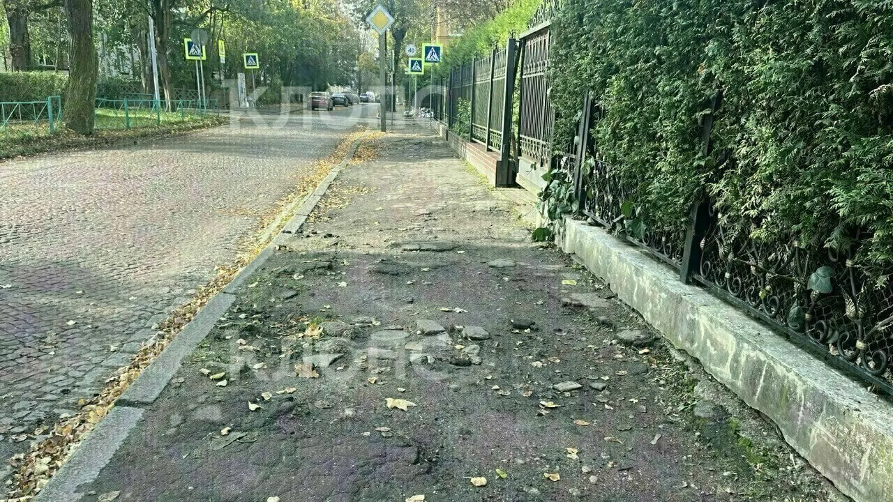 Глава региона потребовал пересмотреть приоритеты работ по уличной сети и завершить ремонт до зимы, чтобы не допустить ухудшения ситуации.
