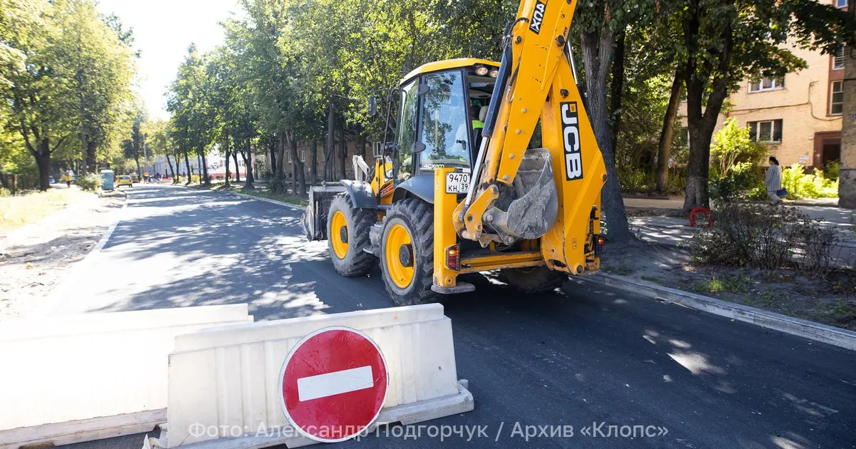 Из-за аварии на водопроводе движение затруднено на нескольких улицах Калининграда; ремонт планируется завершить к концу дня.