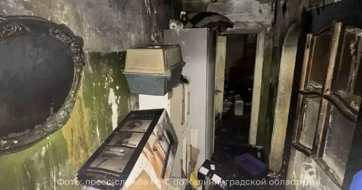 Пожар в трёхэтажном доме довоенной постройки на ул. Репина локализован; площадь возгорания около 10 кв. м. Спасатели эвакуировали женщину из соседней квартиры, владелец горевшей квартиры не явился.