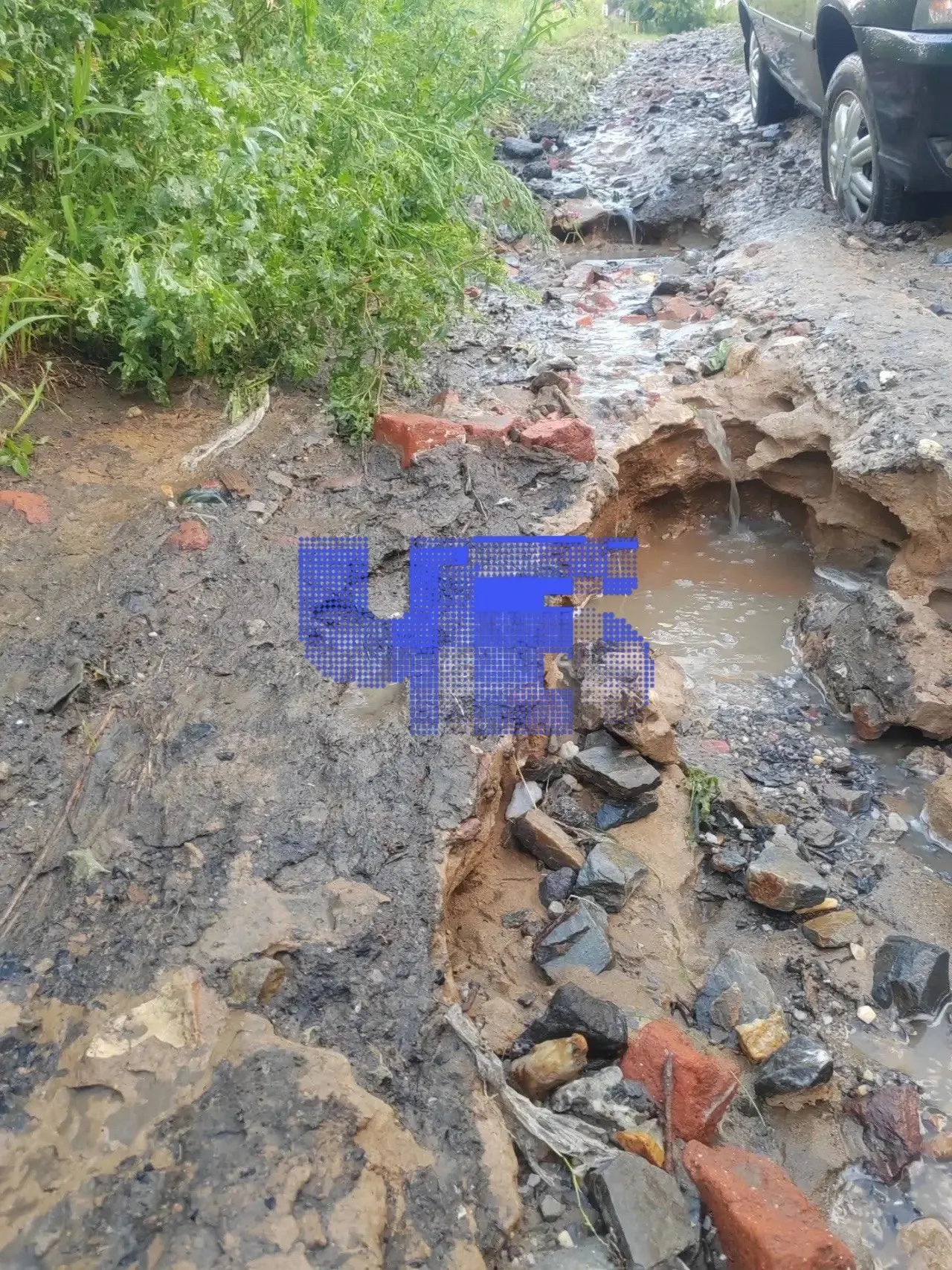 Улица Целинной в поселке Амур (город Троицк) покрыта провалами глубиной до 50 см; проезд к домам затруднен, скорые и пожарные не могут оперативно добраться.