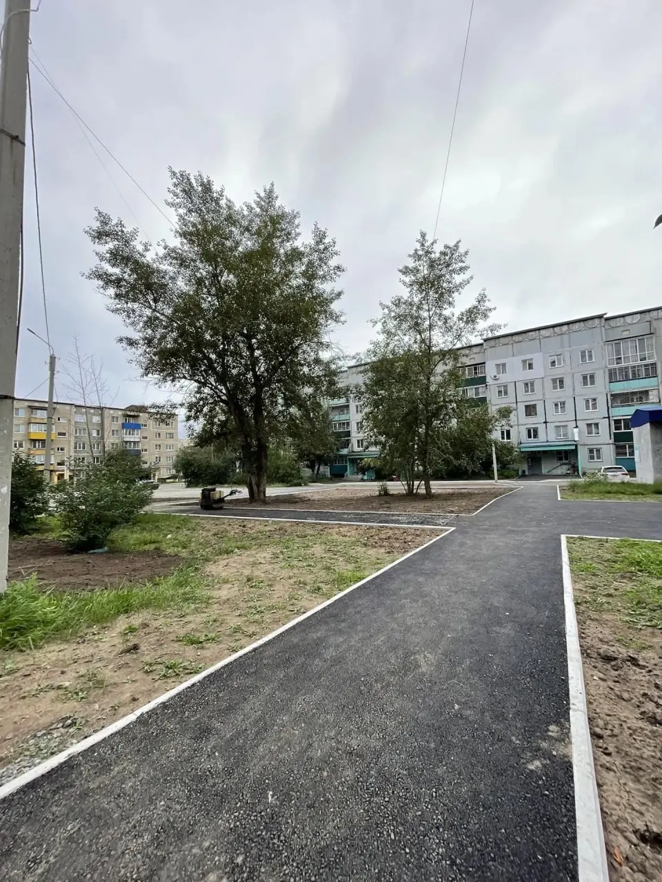 На объектах идёт монтаж детских и спортивных площадок, устанавливают ограждения; подрядчик обещает завершение к середине сентября.