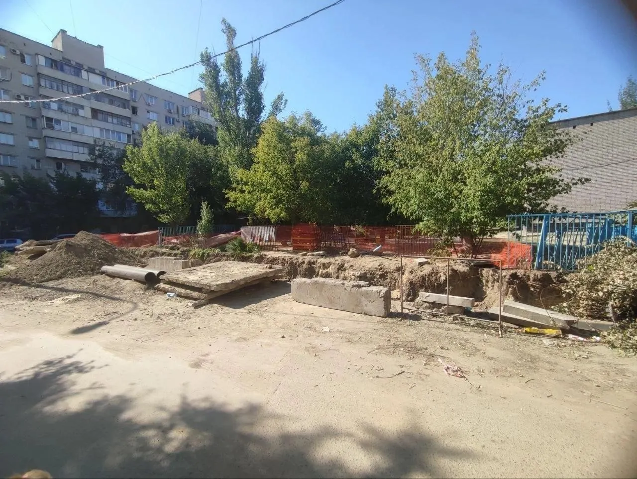 Жители шести многоквартирных домов ждут восстановления горячей воды. Ремонт теплосети продолжается после обнаружения ветхого участка.