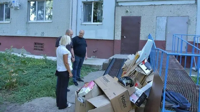 На совещании обсудили причины сбоев графика вывоза мусора и меры по ускорению работ: привлечение большего числа техники и ночные смены.