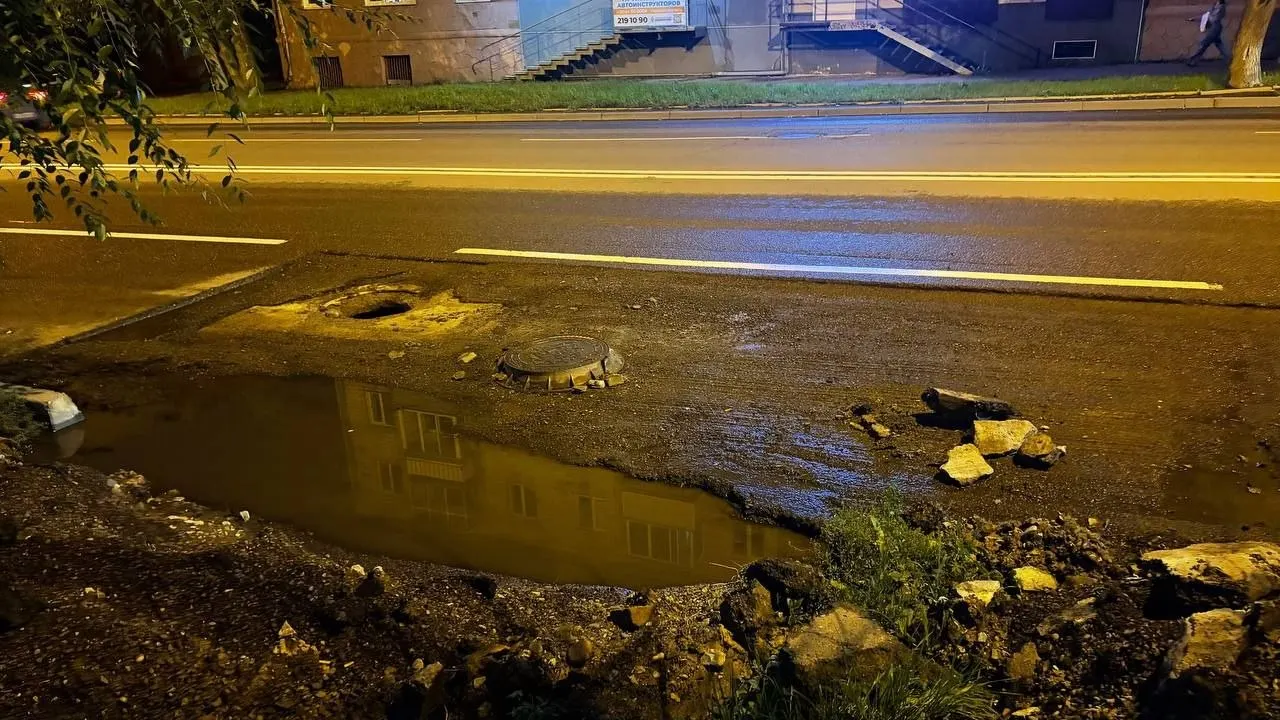 За прошедшие сутки несколько водителей попали в открытый люк на дороге Ладо Кецховели; ночью яму трудно заметить, вокруг не было ограждений.