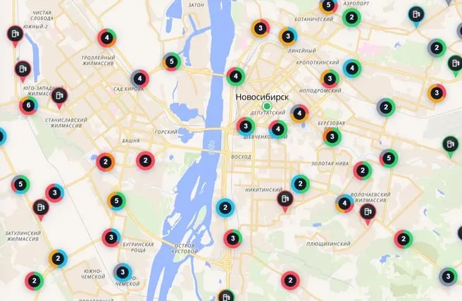 На городских заправках возникают очереди, на основных маршрутах фиксируются заторы. Ситуация пока не достигает пика кризиса.