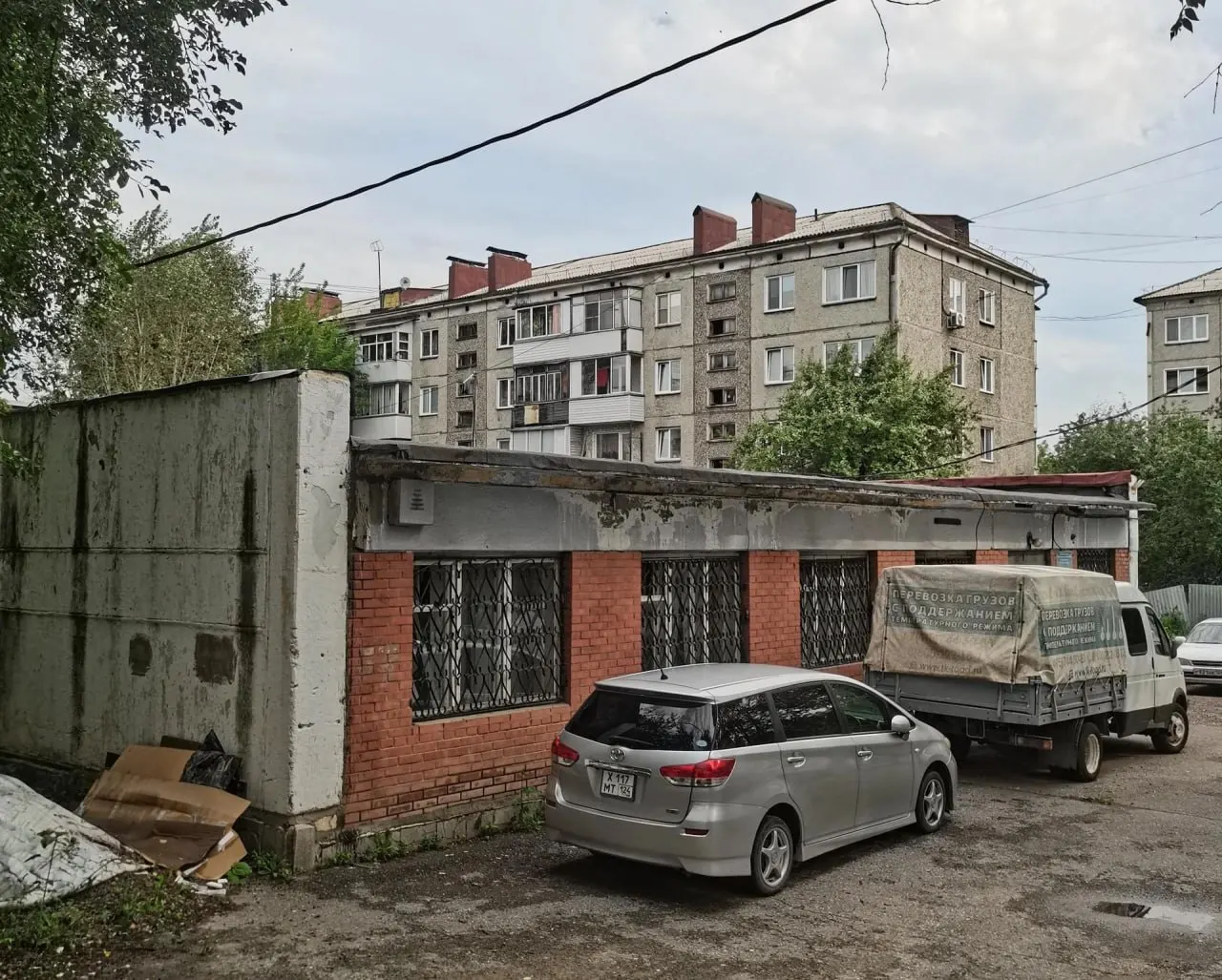 На торги выставлено здание на ул. Карбышева, 28а. Важный момент — арендуемые договоры не зарегистрированы, а обслуживанием занимаются частные УК.