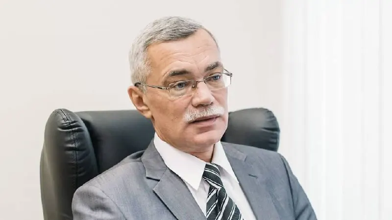 Умер бывший заместитель министра ЖКХ Свердловской области Игорь Чикризов. Ему было 63 года; причиной смерти названа пневмония. Ранее он фигурировал в деле о взятках в сфере ЖКХ; приговоры вынесли нескольким фигурантам в марте 2026 года.
