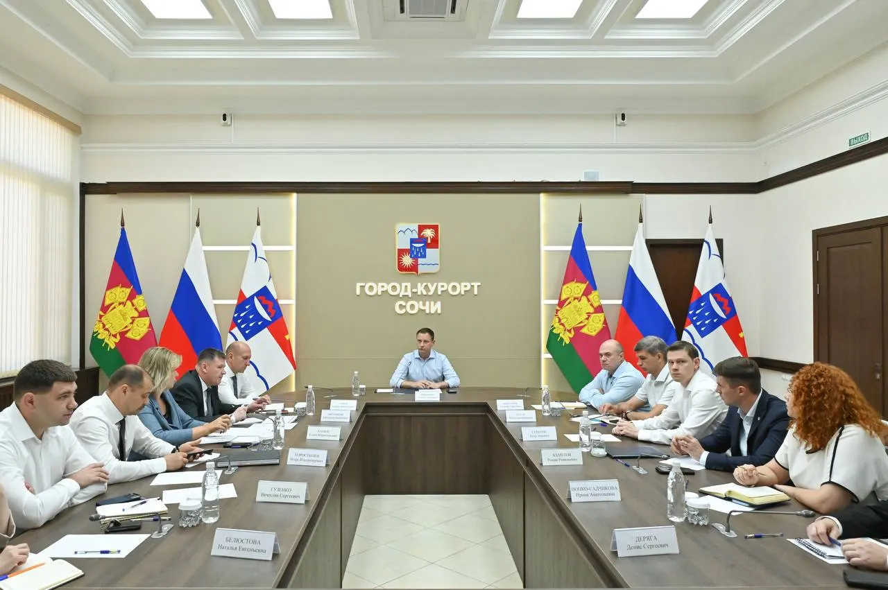 Администрация курорта обсудила насущные проблемы в разгар сезона: рост запасов топлива соседствует с сокращением вывоза мусора.