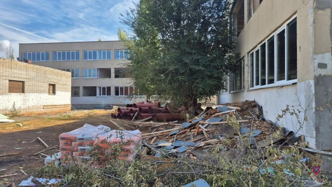 После скандала с подрядчиком ремонт школы №32 в Волжском затягивается; ищут новых исполнителей, пока не найден подрядчик для недостроенной поликлиники.