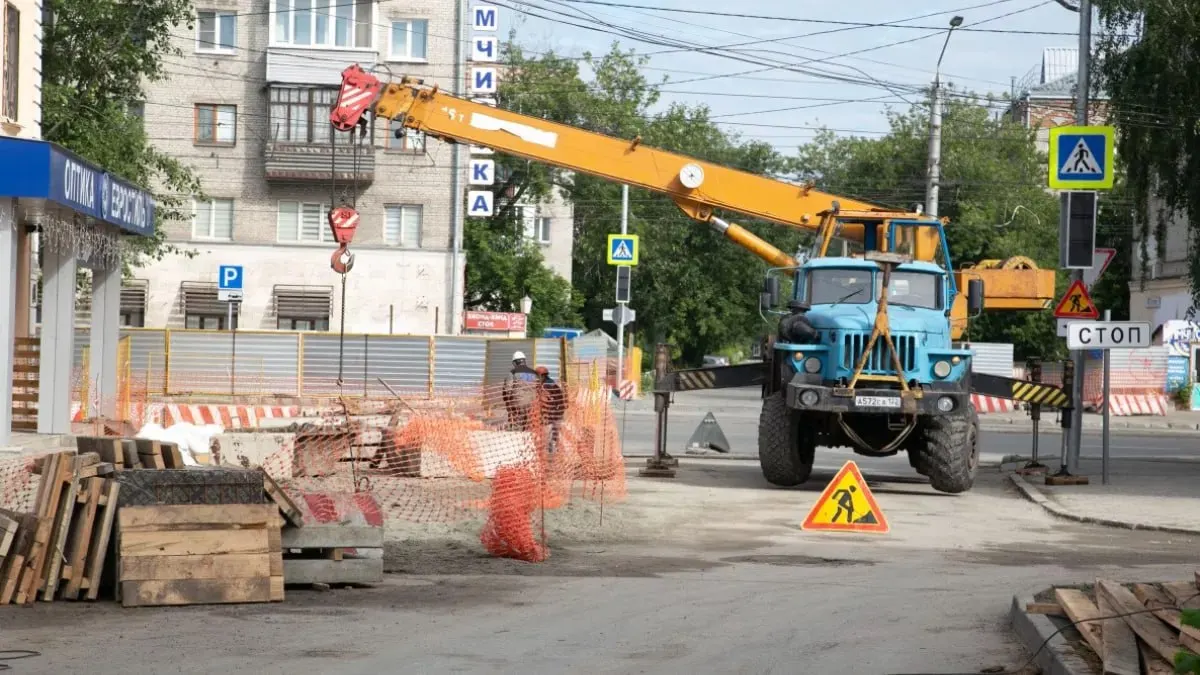 За период с 18 мая по 10 августа проверено 1 726 км теплосетей; выявлено 776 повреждений — на 13% меньше, чем годом ранее. К 14 августа устранено 560 повреждений, что составляет 72%. Ещё 22 порыва мешают подать горячую воду в 100 многоквартирных домов. Глава города потребовал ускорить работы по всем адресам.