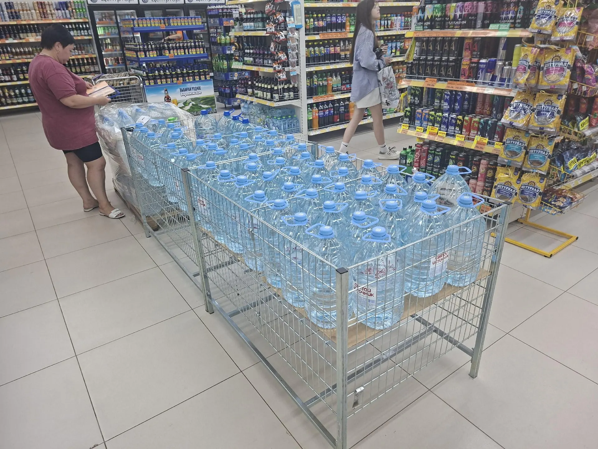 Часть города осталась без воды примерно на 35 часов. Жители отмечают подвоз воды и изменения в работе магазинов.