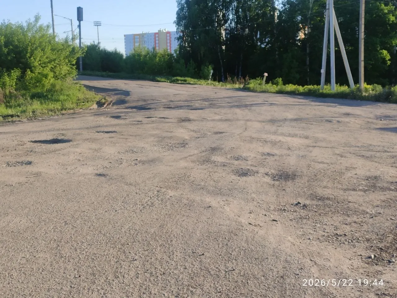 Финансирования на запланированную отсыпку участка дороги рядом с Центром спортивной подготовки не хватает; работы перенесены на период благоустройства 2027 года.