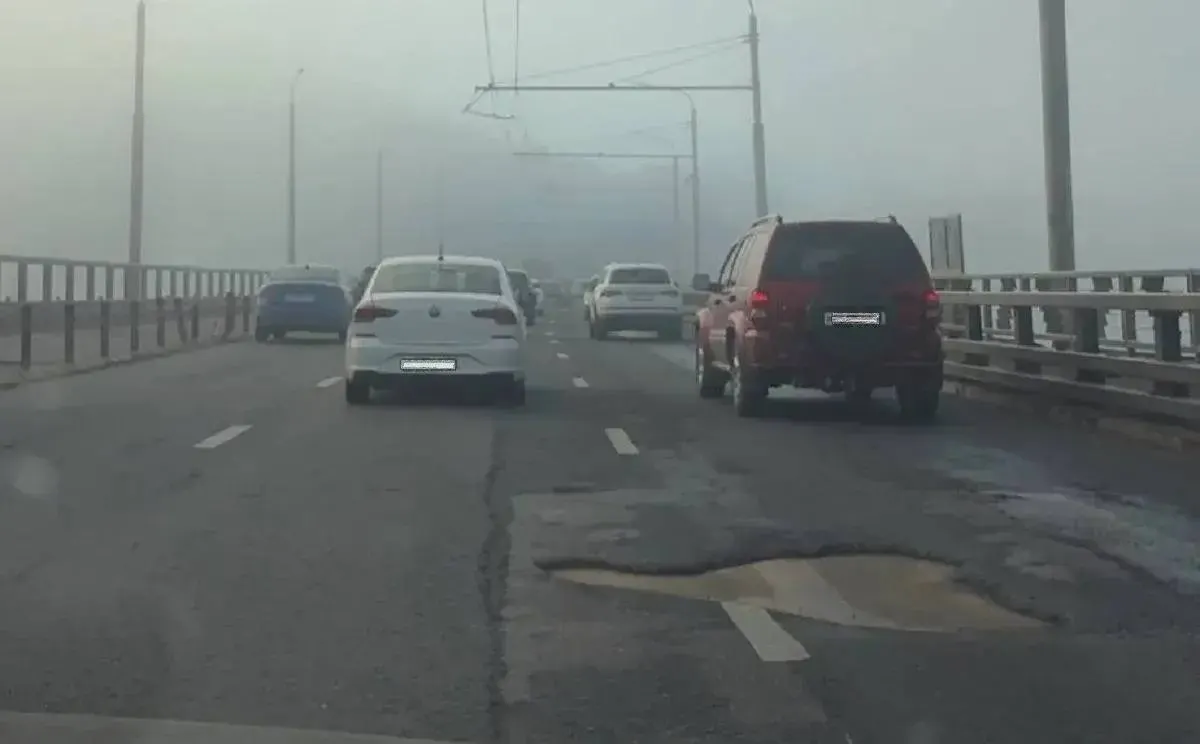 Жители Уфы выражают недовольство состоянием Затонского моста и требуют отчетности от местной администрации; власти обещают поиск финансирования и ремонт в будущем.