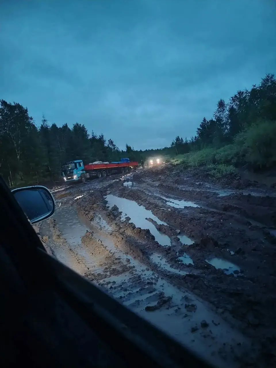 Сельчане из Кактолги и Будюмкана записали видеообращение с требованием восстановить разбитую дорогу до Газимурского Завода — путь в 240 км занимает 10–12 часов, а пассажирское и медицинское сообщение под угрозой.
