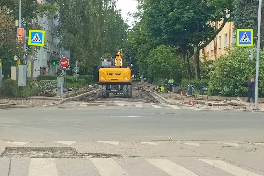 На участке от Карла Маркса до Яналова ведутся работы по устранению ям; часть дороги перекрыта, старое покрытие снимают. Ремонт планируется в ближайшее время.
