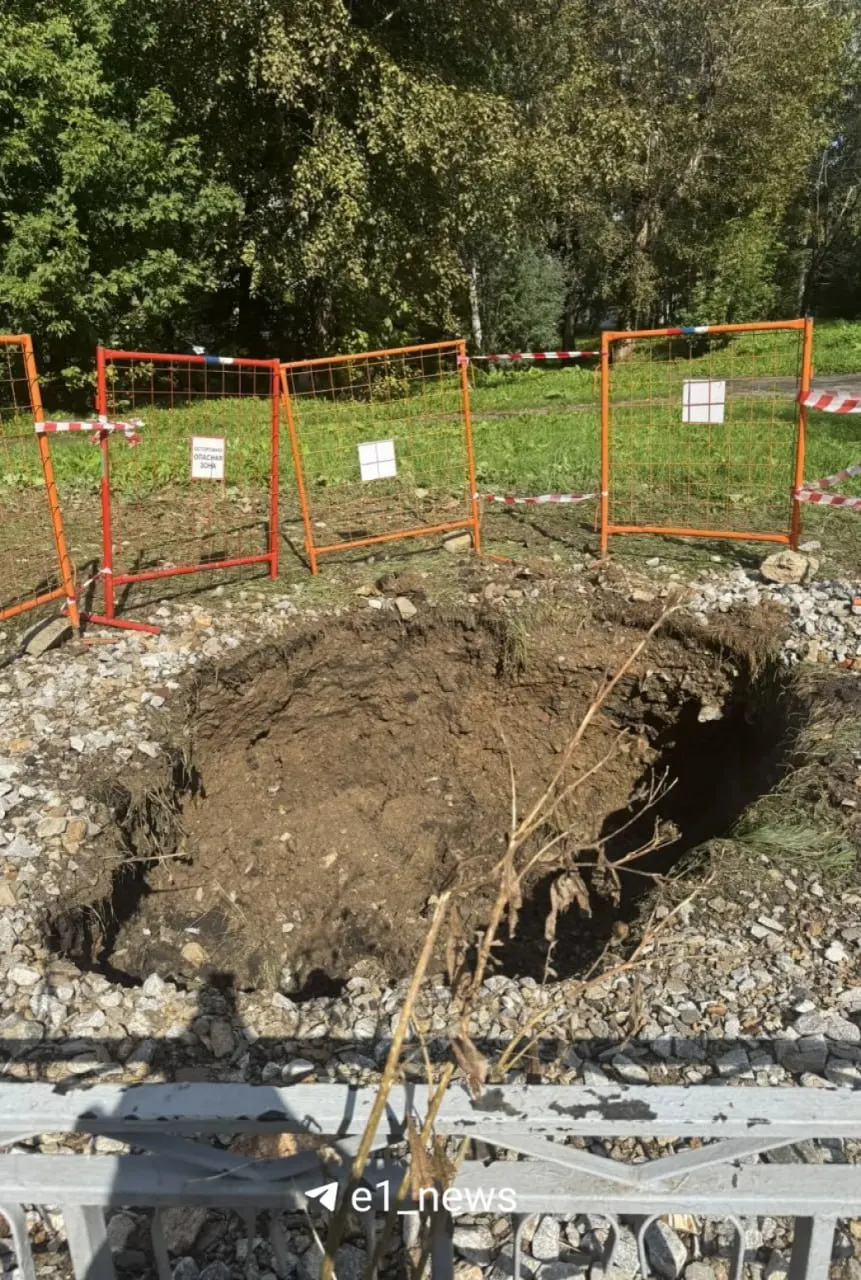 Струя воды у дома 14 по Шадринской повредила припаркованные автомобили. По данным специалистов, авария не зафиксирована; проводится локализация утечки и планируется устранение.