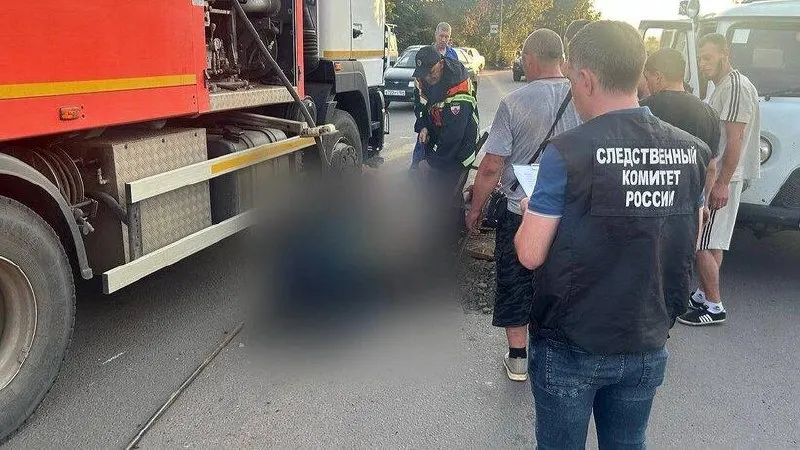 Два сотрудника водоснабжающей организации погибли после спуска в колодец без средств защиты; причины происшествия устанавливаются.