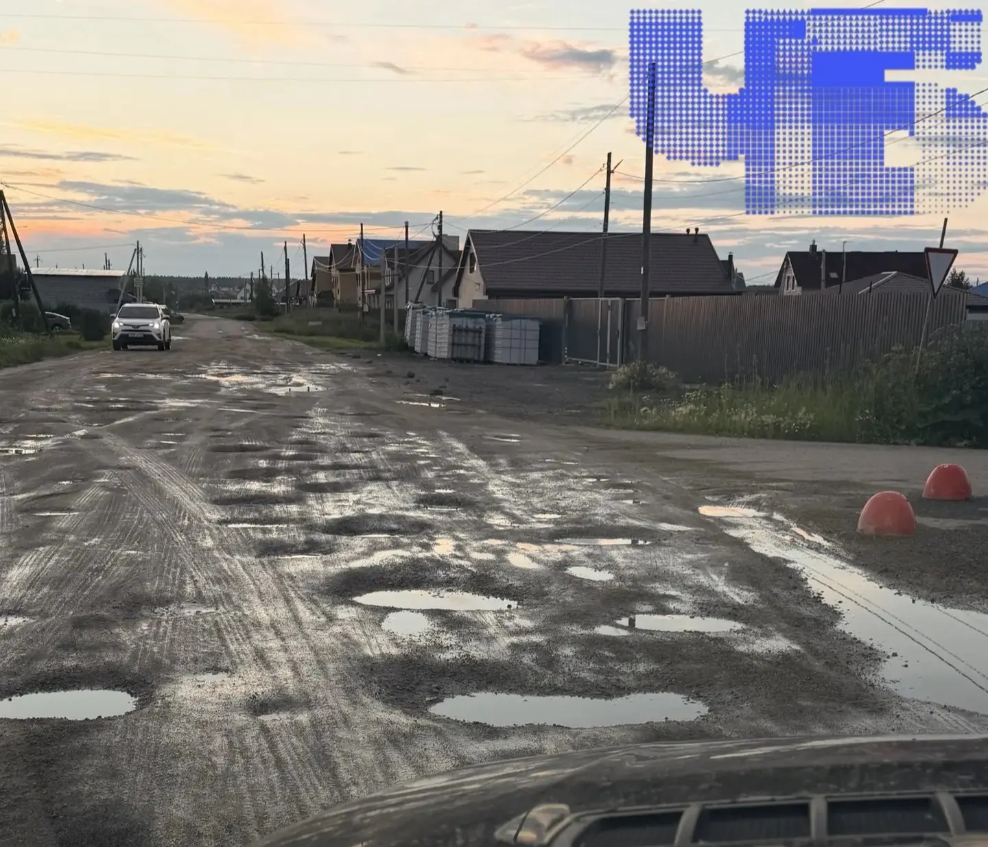 Дорога к школьной остановке разрушена, подходы затоплены и завалены мусором. Жители требуют незамедлительного ремонта, власти обещают рассмотреть бюджетные варианты.