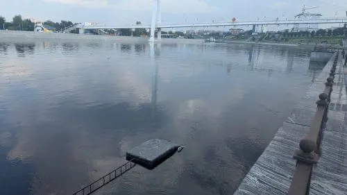 Уровень воды в регионе продолжает снижаться: на 12 августа в 12:00 гидропост зафиксировал 848 см. Дамбы и насыпи справились с натиском стихии, но в отдельных населённых пунктах остаются подтопления. Проблемы с водой дошли до ХМАО.