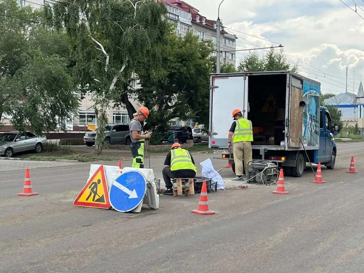 Без перекрытия дорог ведутся работы по обновлению канализационного коллектора; уже обновлено более 2,1 км сетей, финансирование обеспечено с участием Совета Федерации.