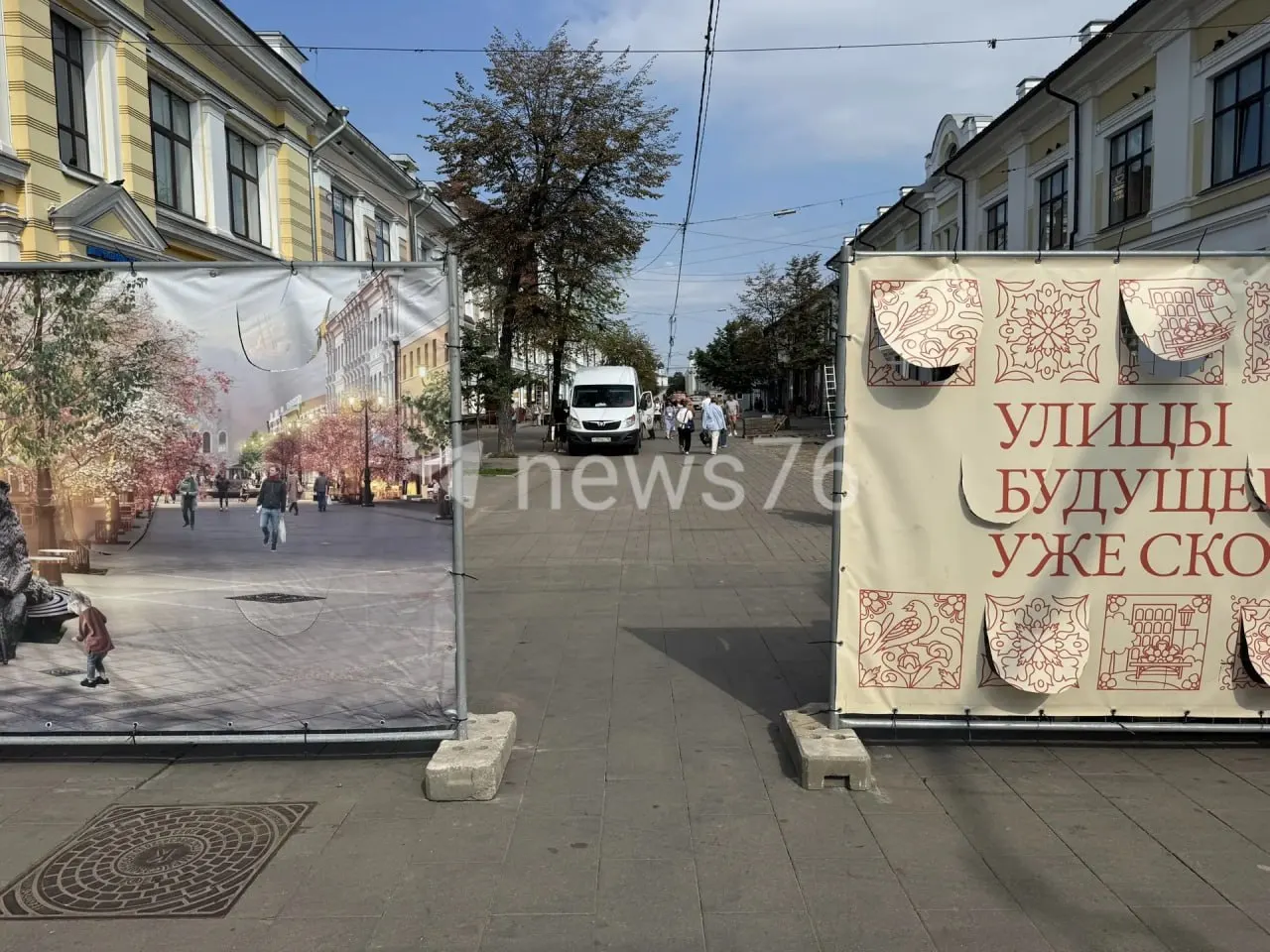 На одной из центральных улиц города идут плановые работы: перекладка инженерных сетей, укладка новой плитки, обустройство фонтана, скамеек и освещения.