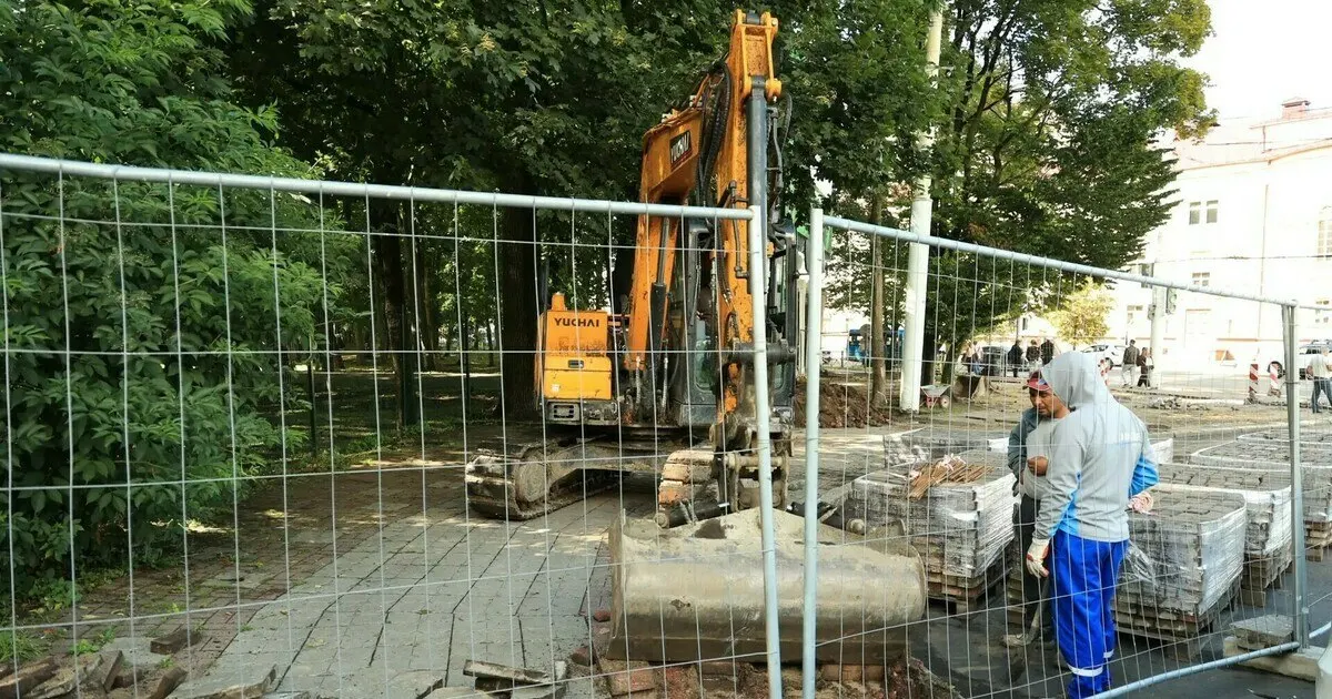 Благоустройство предусматривает укладку тротуара из плитки разной формы, организацию парковочных мест и создание доступной среды, включая тактильные плитки и велодорожку, а также обновление урн и дорожной разметки.