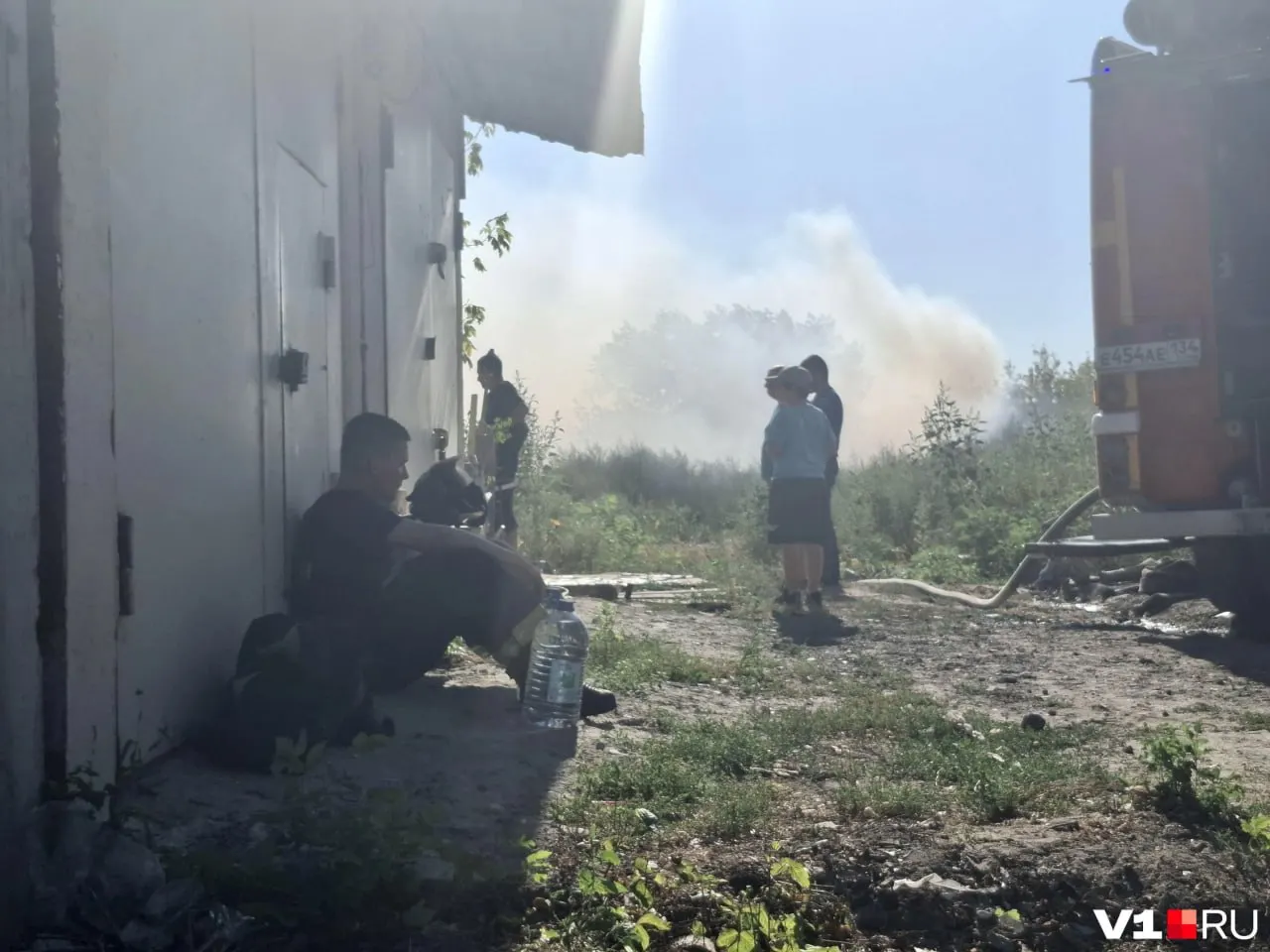 В Волгограде зафиксировано задымление из-за пожара в балке между улицами Хорошева и Третьей продольной магистралью. Возгорание локализовано, на месте работают пожарные.