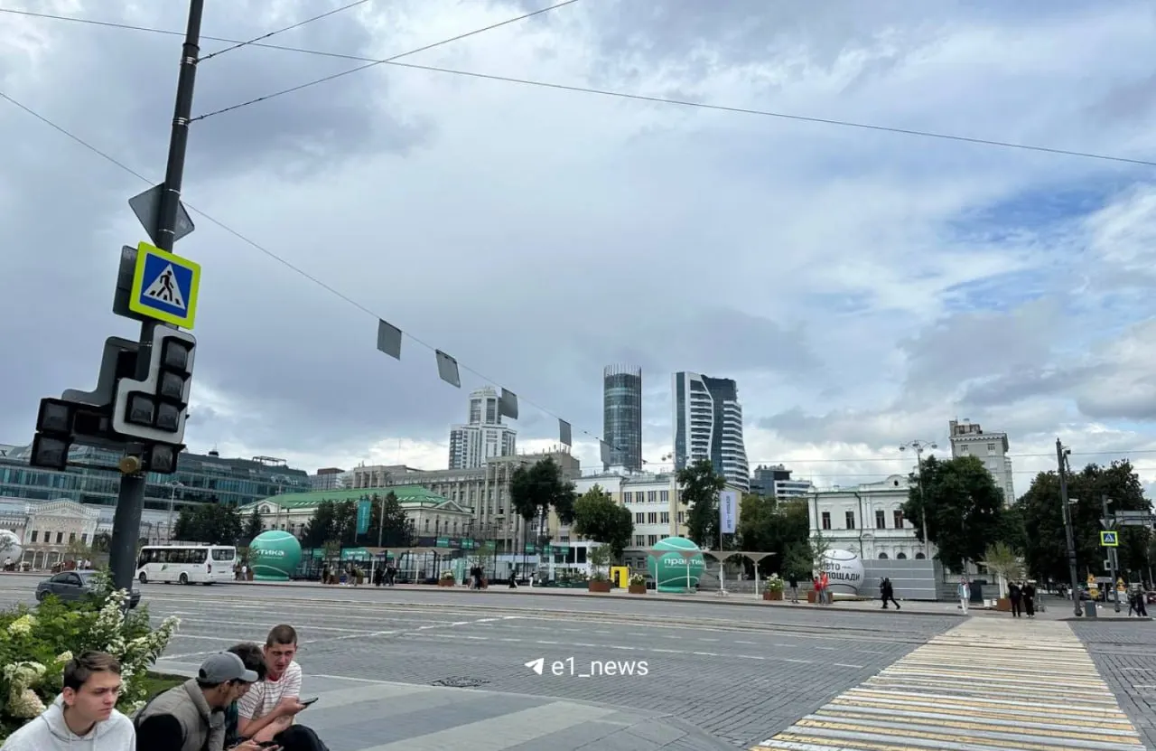 Светофорная сигнализация перестала работать в центре города; на перекрестке 8 Марта и Ленина движение стало хаотичным.