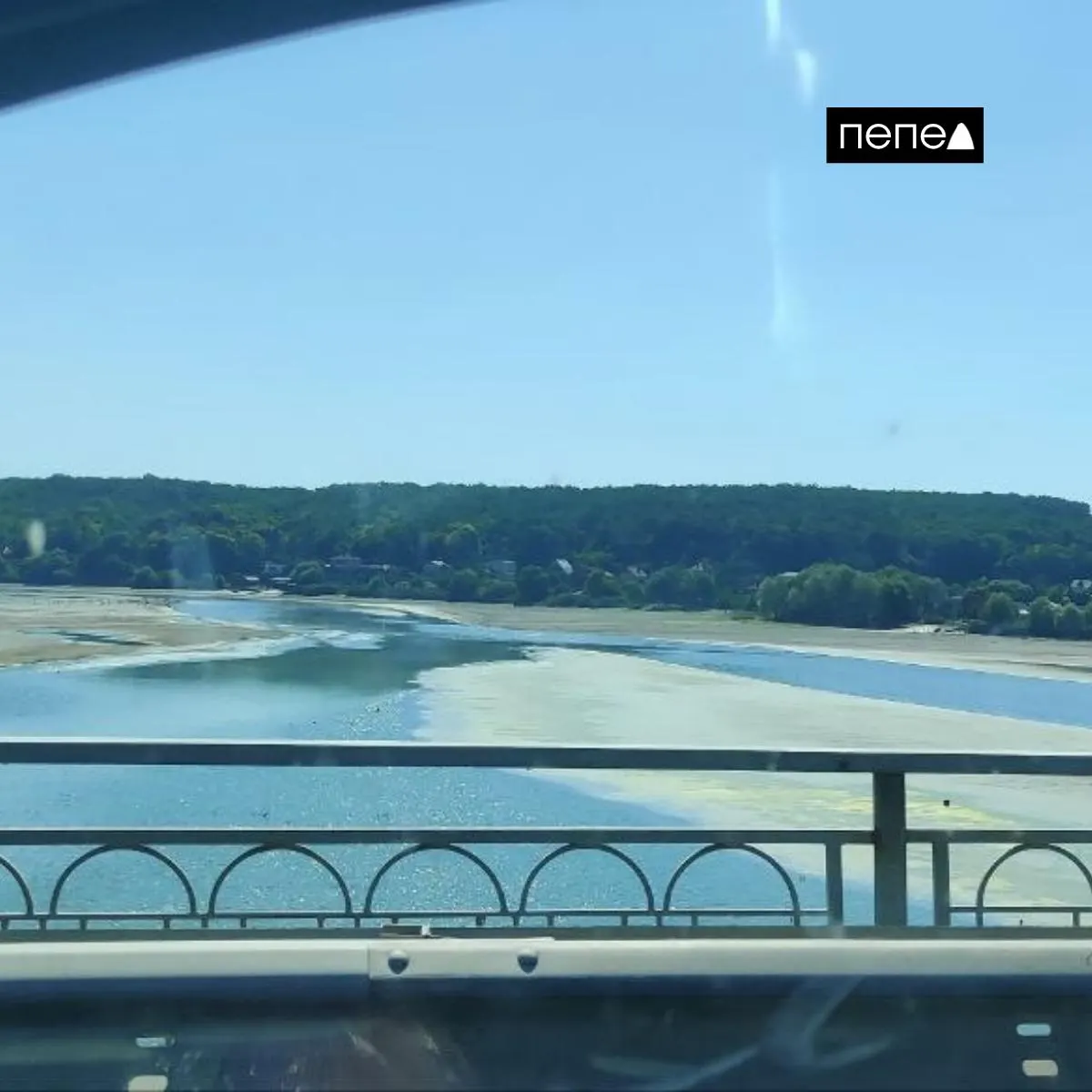 После прорыва водохранилища начался неконтролируемый сброс воды, что привело к затоплениям сельских участков, снижению уровня воды и экологическим последствиям для водного организма региона.
