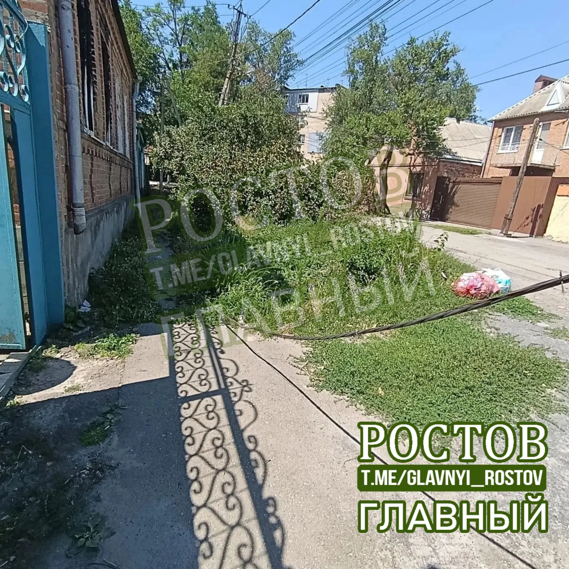 После урагана в конце июля на Берберовке оборвался провод, который мешает проезду и может представлять опасность для людей: местные поднимают его граблями и требуют действий от коммунальных служб.