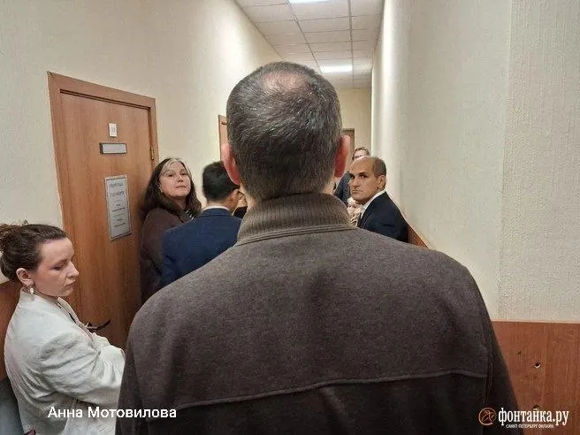 Жильцы дома на улице Большой Зелениной обсудят возможность прекращения уголовного дела против подрядчика, чьи работы привели к частичному обрушению здания; пострадавшие квартиры и переживания людей.