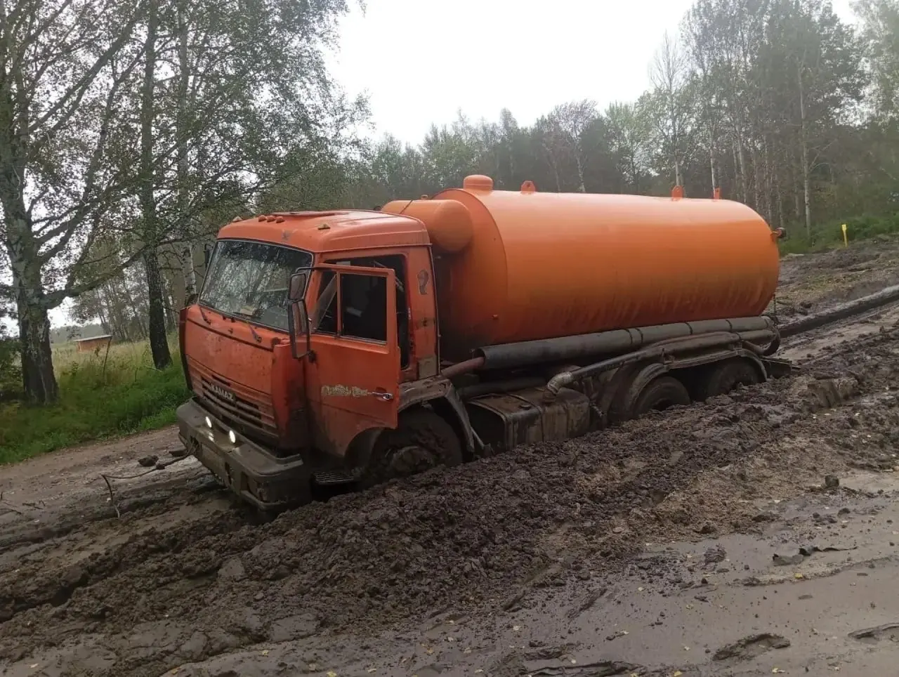 Дорога между населёнными пунктами не ремонтировалась десятилетиями, что создает проблему для местных жителей и грузового транспорта.