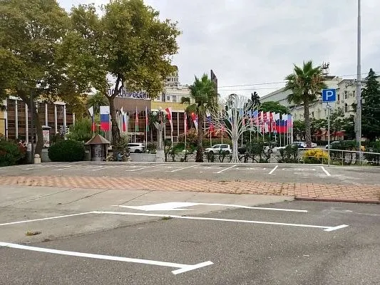 Новая парковочная зона на 123 места появилась после сноса кинотеатра в курортном городе.