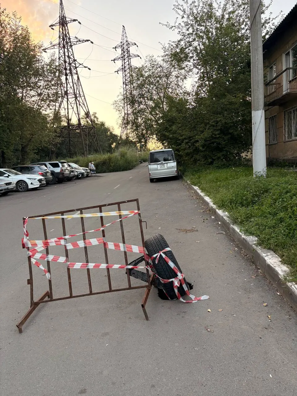 В доме на улице Малаховская, 1 жильцы почти месяц обходятся без горячей воды; спор вокруг владельца трубы продолжается, власти ищут решение.