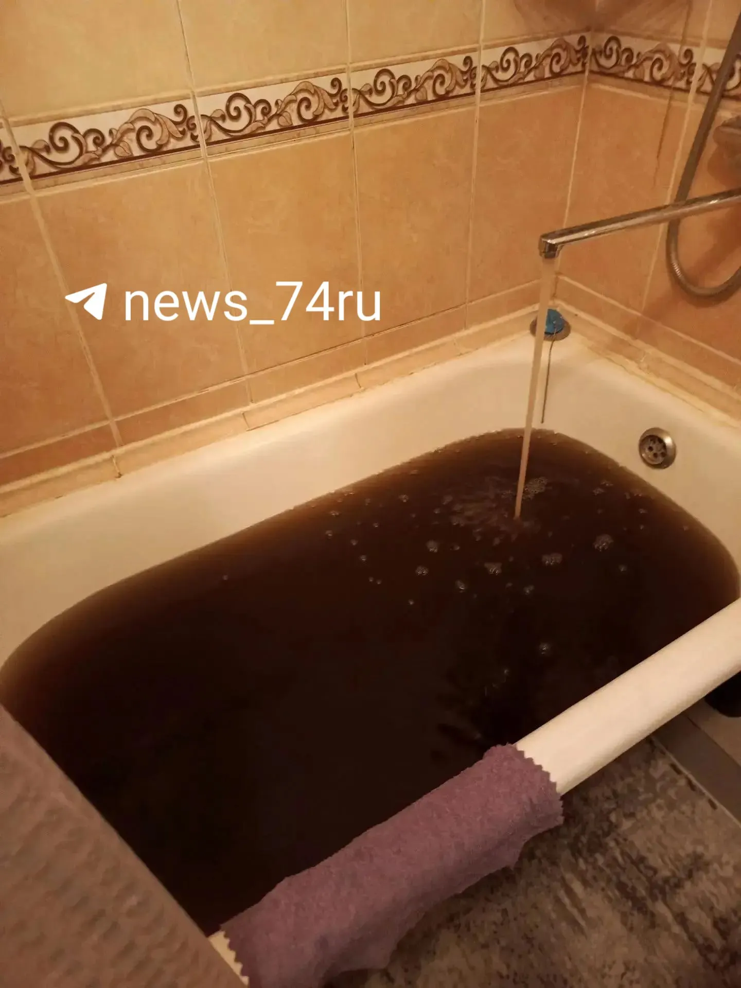 Жители Калининского района сообщают о коричневой и черной воде из-под кранов; ситуация вызывает тревогу и обсуждается, ожидается улучшение к утру.