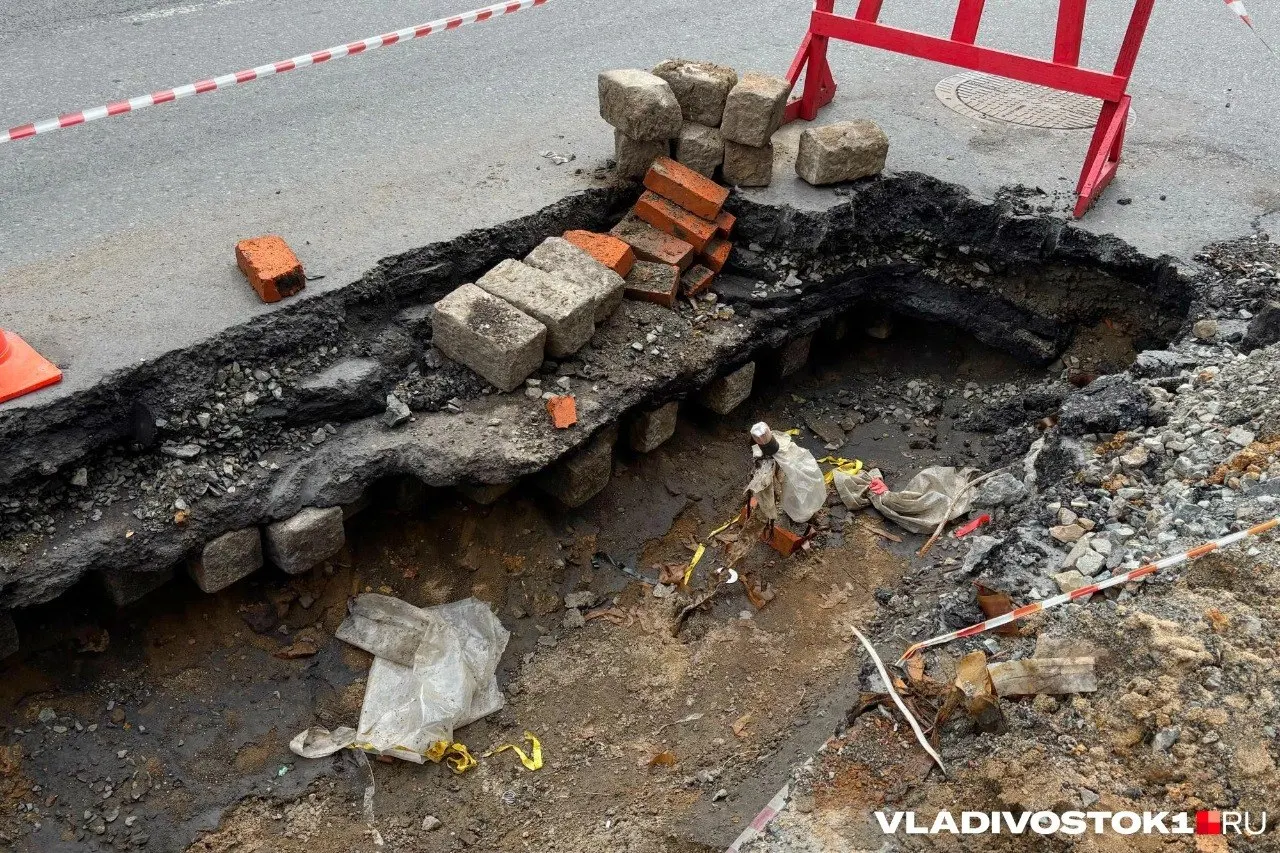 Город ищет подрядчика для асфальтирования дороги протяжённостью 500 метров и обустройства прилегающей инфраструктуры; начальная стоимость контракта — около 50,8 млн рублей. Приём заявок открыт до 21 августа, а сроки выполнения — до конца октября.