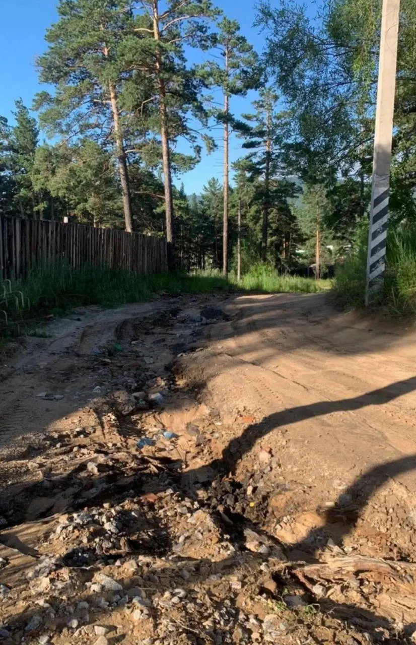 Улица Первомайская в Атамановке после сильных дождей покрыта промоинами и выбоинами — в некоторых местах проехать невозможно. Жители опасаются, что МЧС и скорая не смогут подъехать; запросы в администрацию и надзорные органы пока не решили проблему. Отдельно — годовая нехватка вывоза мусора у контейнерной площадки.