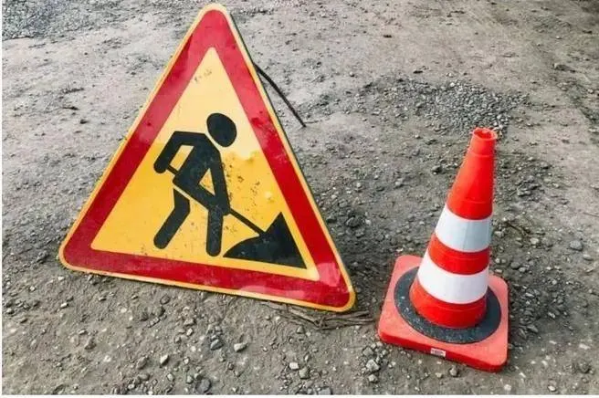 Движение на участке улицы Дмитриевой в Сочи ограничат на примерно два месяца из‑за работ на инженерных сетях.