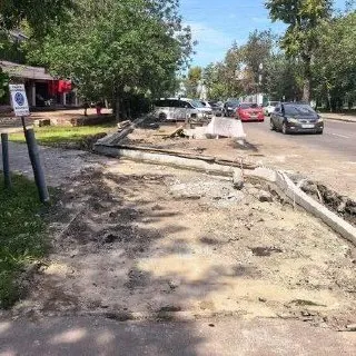Из городского бюджета выделены средства на реконструкцию тротуара на участке от Карла Маркса до близлежащего кармана возле дома 11; работы стартовали 10 августа и завершатся к 1 сентября.