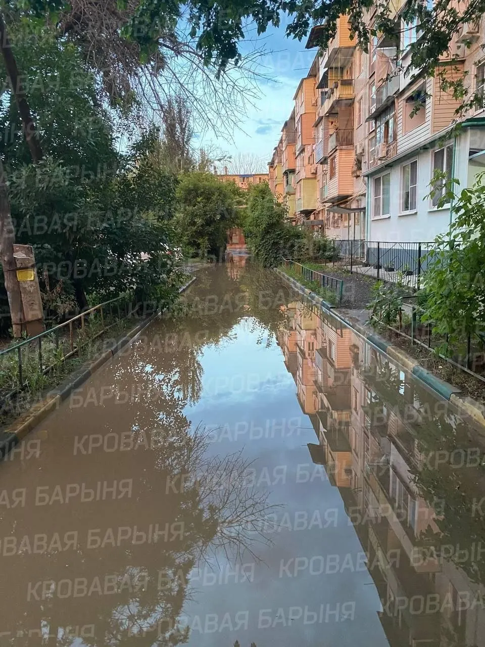 Жильцы дома на улице Космонавтов сталкиваются с повторяющимися подтоплениями, лужами и гололедом после дождей; проблему тянут годы, власти обещают откачку, но без устранения причины.
